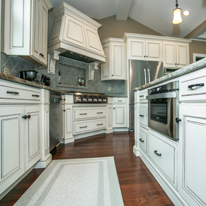 Hardware is to cabinetry like jewelry is to an outfit. It’s that finishing touch that ties everything together and completes the look you’re trying to achieve. At Callier & Thompson you can choose from a variety of styles, finishes and types of hardware to accessorize your new kitchen or bath.