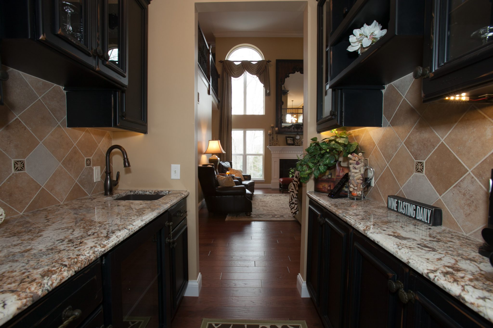 Both side offer ample wine store and storage for glasses. 