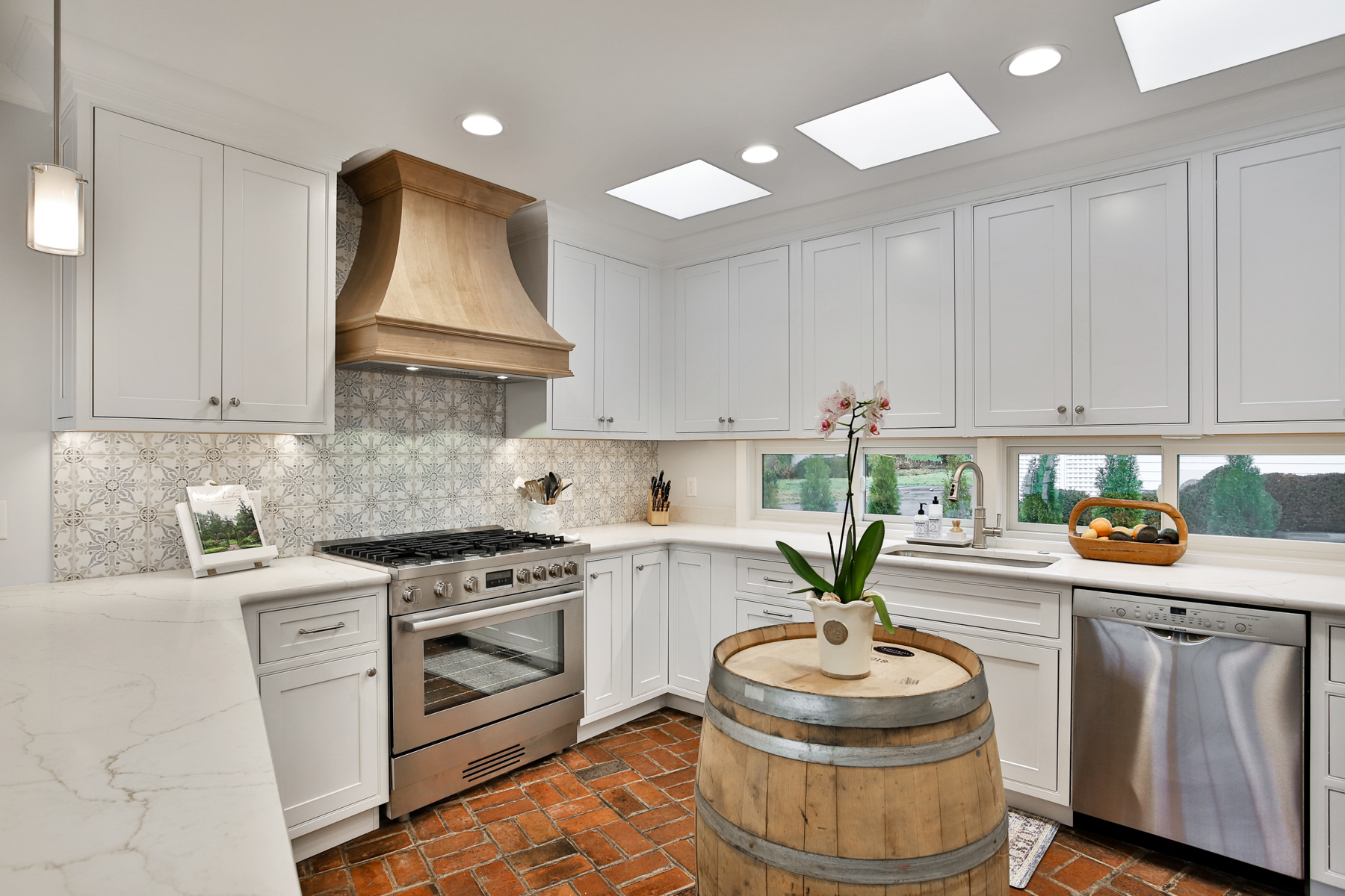 Rustic Elegance: A Bright and Inviting Kitchen - Callier and Thompson, image size:1800x1200